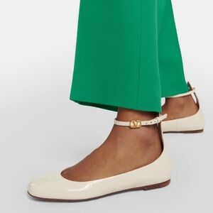 NEW Valentino Garavani Tan Go Cream V logo Patent Leather Ballerina Flats